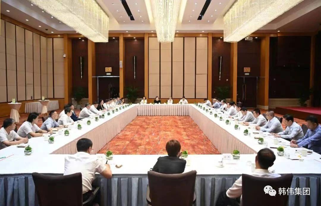 韓偉集團(tuán)總經(jīng)理韓建初參加遼寧省民營(yíng)企業(yè)家代表早餐會(huì)，與省領(lǐng)導(dǎo)進(jìn)早餐，謀發(fā)展